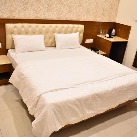 The Grand Coral Hotell Bangalore Exteriör bild